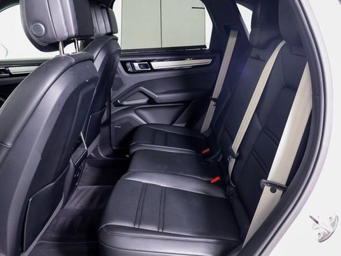 Certified 2023 Porsche Cayenne Platinum Edition AWD/4WD image 9