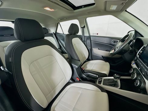 Used 2025 Hyundai Venue SEL image 30