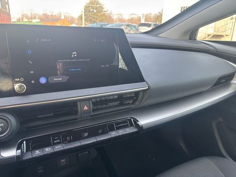 Used 2025 Toyota Prius LE image 33