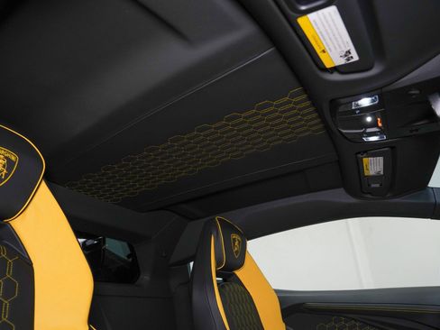 Used 2024 Lamborghini Revuelto AWD/4WD image 33