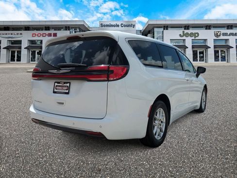 Used 2023 Chrysler Pacifica Touring-L FWD image 8