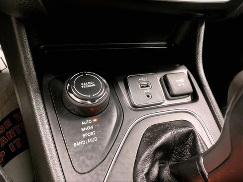 Used 2019 Jeep Cherokee Latitude Plus w/ Comfort/Convenience Group image 26