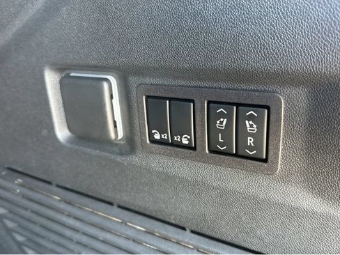 Used 2023 GMC Yukon Denali Ultimate AWD/4WD image 32