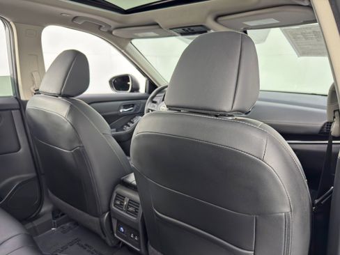 Used 2024 Nissan Rogue SL w/ SL Premium Package image 38