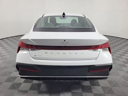 Certified 2025 Hyundai Elantra SE image 21