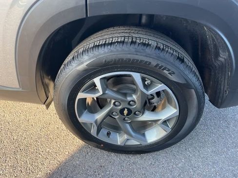 Used 2025 Chevrolet Trax LT w/ LT Convenience Package image 17
