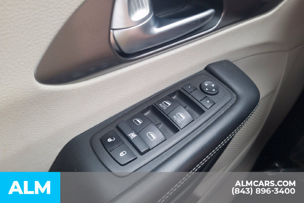 Used 2024 Chrysler Pacifica Touring-L FWD image 35