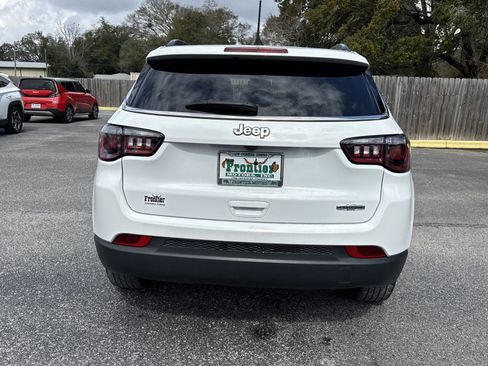 Used 2022 Jeep Compass Latitude FWD image 3