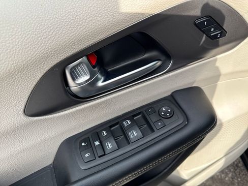 Certified 2023 Chrysler Pacifica Touring-L image 14