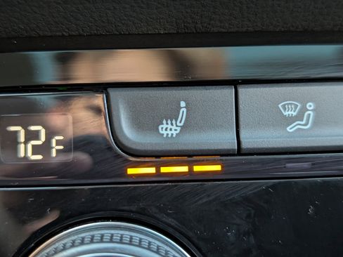 Used 2024 Volkswagen Taos SE w/ Panoramic Sunroof Package image 32