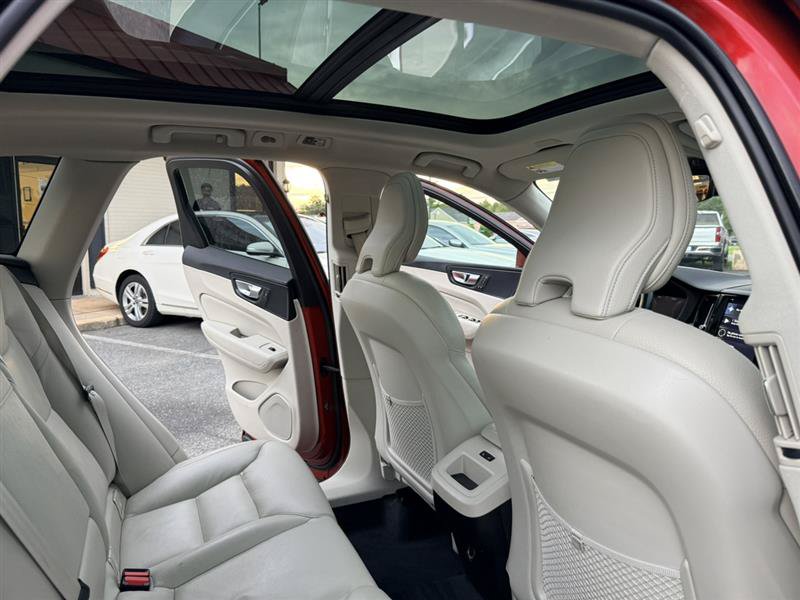 Used 2020 Volvo XC60 T5 Momentum AWD/4WD image 19