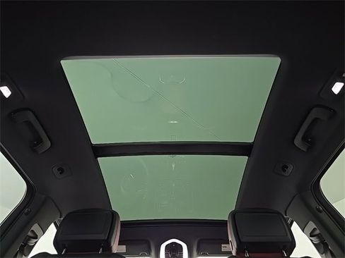 Certified 2025 Porsche Macan image 14