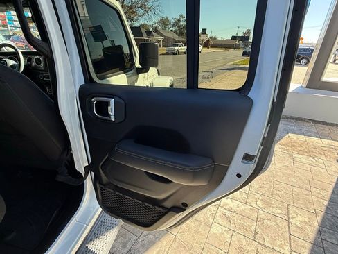 Used 2019 Jeep Wrangler Unlimited Sahara image 25