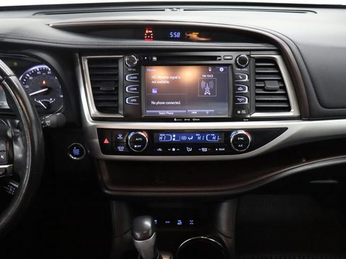 Used 2017 Toyota Highlander XLE AWD/4WD image 25