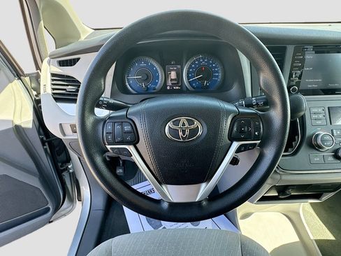 Used 2019 Toyota Sienna LE FWD image 11