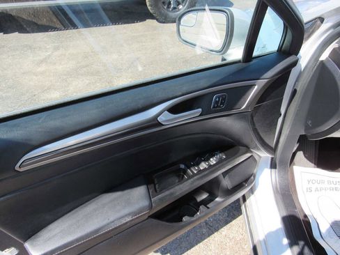 Used 2018 Ford Fusion SE w/ Fusion SE Technology Package image 12