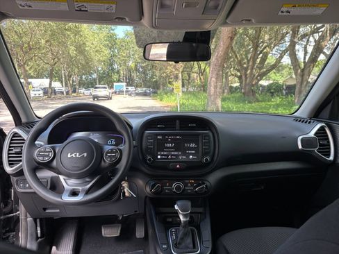 Used 2025 Kia Soul LX w/ LX Technology Package FWD image 31