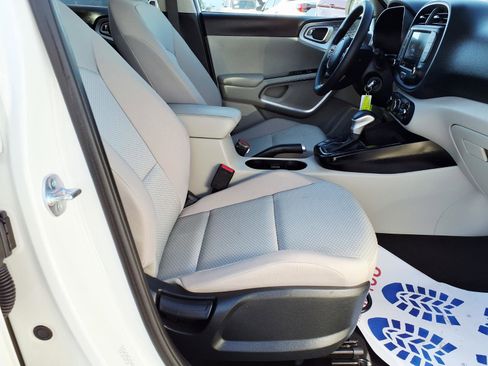 Used 2025 Kia Soul LX image 11