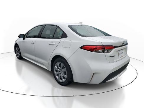 Used 2022 Toyota Corolla LE image 4
