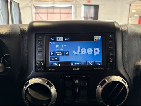 Used 2012 Jeep Wrangler Unlimited Sahara AWD/4WD image 17