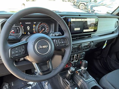 Used 2025 Jeep Wrangler Unlimited Sport AWD/4WD image 25