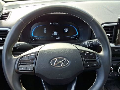 Used 2024 Hyundai Venue Limited image 18