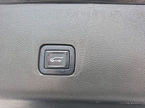 Used 2022 Chevrolet Traverse LT image 36