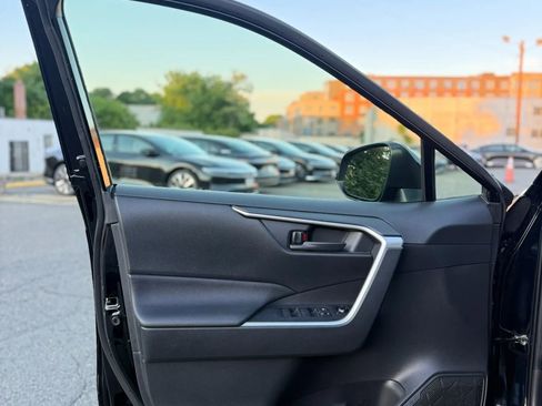 Used 2019 Toyota RAV4 LE w/ Carpet Mat Package AWD/4WD image 27