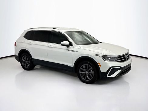 Used 2023 Volkswagen Tiguan SE FWD image 3