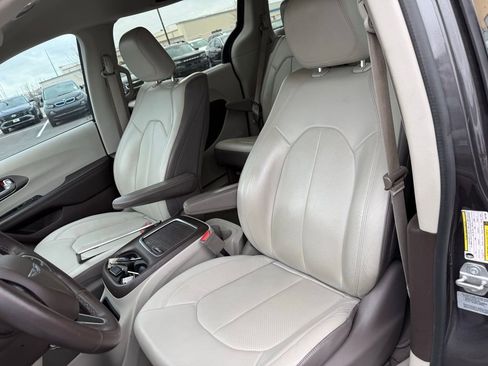 Used 2017 Chrysler Pacifica Touring-L Plus w/ Tire & Wheel Group image 8