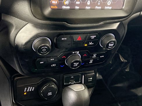 Used 2022 Jeep Renegade Latitude image 15