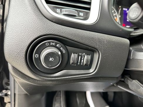 Used 2015 Jeep Renegade Latitude w/ Cold Weather Group II image 17