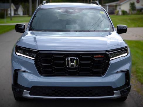 Used 2025 Honda Pilot TrailSport image 2