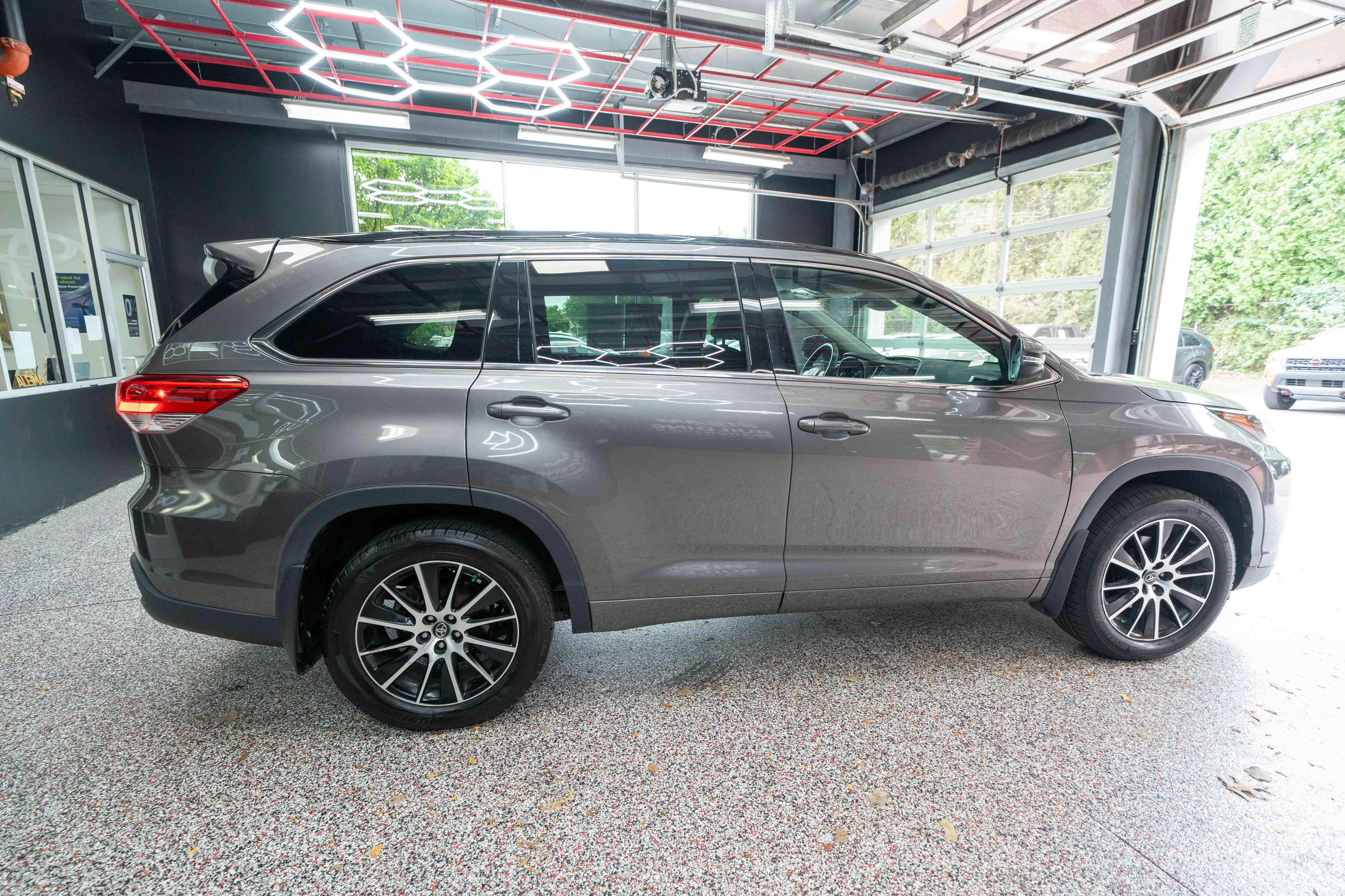 Used 2017 Toyota Highlander SE AWD/4WD image 4