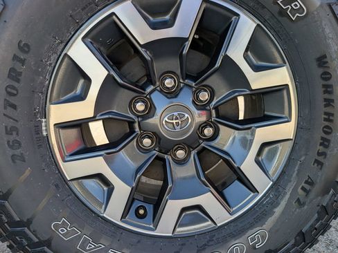 Used 2021 Toyota Tacoma TRD Off-Road w/ Technology Package AWD/4WD image 7