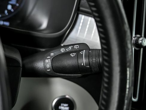 Used 2019 Volvo XC40 T5 Momentum image 29