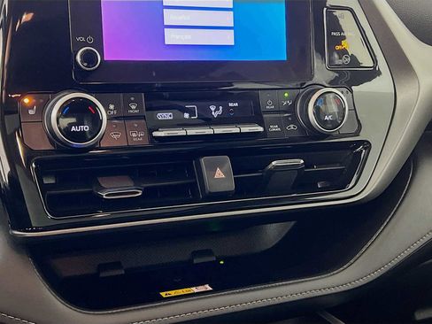 Used 2024 Toyota Highlander XLE image 15