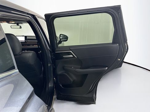 Used 2024 Mitsubishi Outlander SE image 33