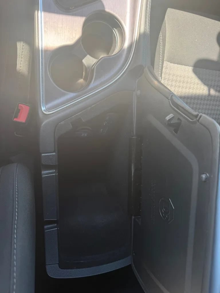 Used 2016 Dodge Challenger SXT RWD image 17