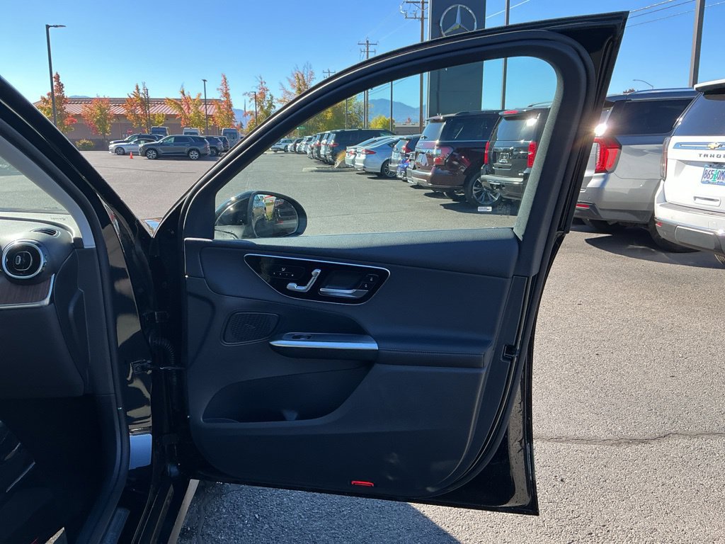 Used 2025 Mercedes-Benz GLC 350e 4MATIC w/ Driver Assistance Package image 21