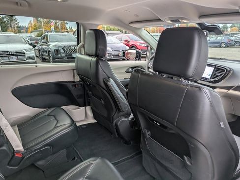 Used 2024 Chrysler Pacifica Touring-L image 36