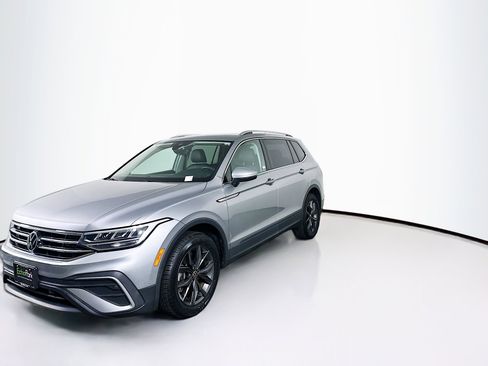 Used 2022 Volkswagen Tiguan SE w/ Panoramic Sunroof Package image 3