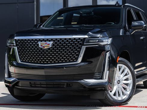 Used 2024 Cadillac Escalade Luxury RWD image 3