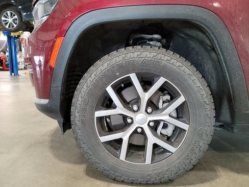 Used 2024 Jeep Grand Cherokee L Limited AWD/4WD image 12