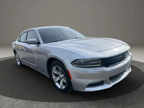 Used 2016 Dodge Charger SXT RWD image 3