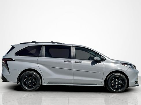 Certified 2025 Toyota Sienna XLE Woodland Edition AWD/4WD image 6