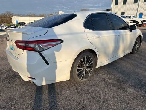 Used 2019 Toyota Camry SE image 3