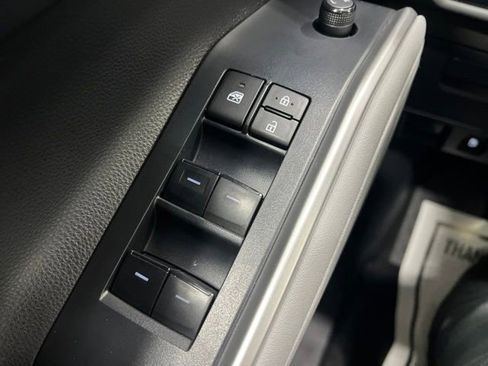 Used 2023 Toyota Highlander XLE AWD/4WD image 18