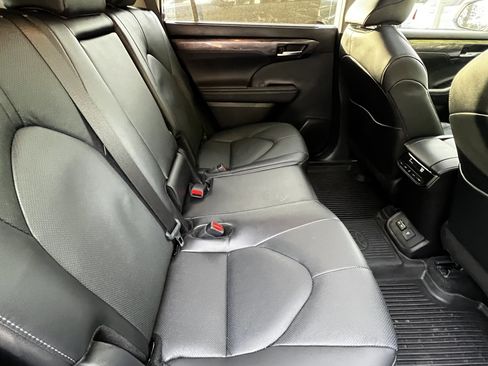 Used 2026 Toyota Highlander Limited AWD/4WD image 40
