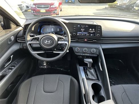 Used 2025 Hyundai Elantra SE image 13